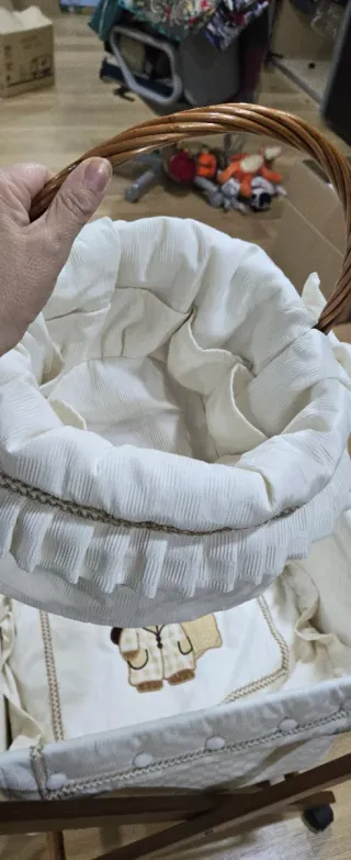 Moisés de bebé de madera con edredón