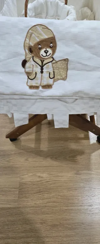 Moisés de bebé de madera con edredón