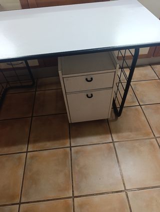 Tavolo da studio moderno con cassetti in metallo e legno