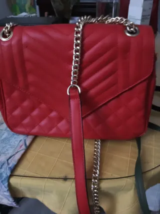 Bolso rojo grande acolchado