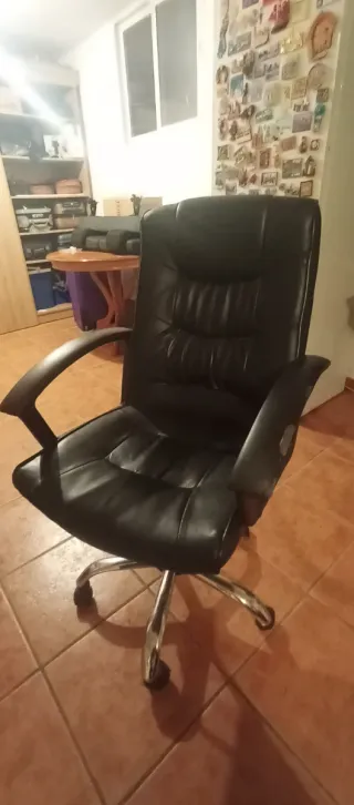 Silla de oficina ejecutiva de cuero negro.