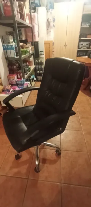 Silla de oficina ejecutiva de cuero negro.