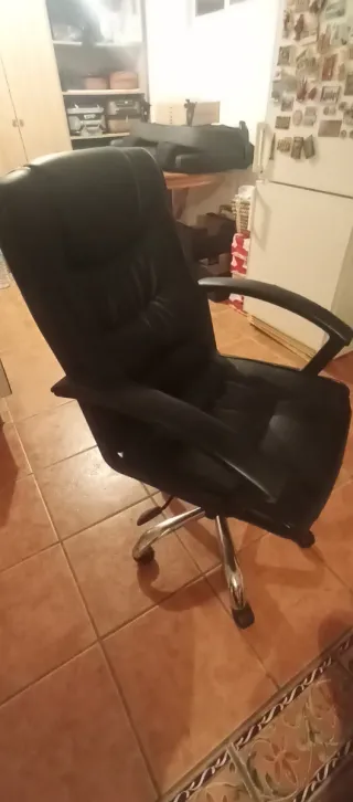 Silla de oficina ejecutiva de cuero negro.