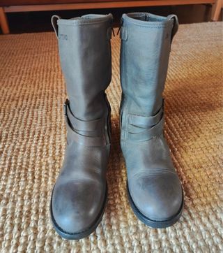 Botas grises de cuero con hebillas