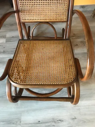 Mecedora antigua de ratán y madera