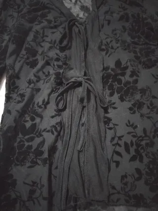 Blusita transparente floral negra