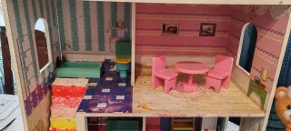 Casa de muñecas de madera