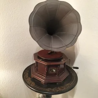 Gramófono antiguo con bocina