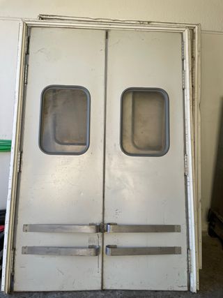 Puertas dobles con ventanas