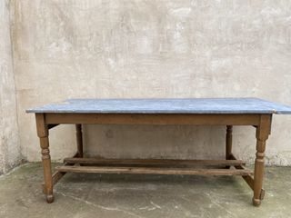 Mesa Antigua con sobre de Zinc