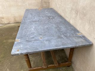 Mesa Antigua con sobre de Zinc