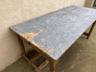 Mesa Antigua con sobre de Zinc