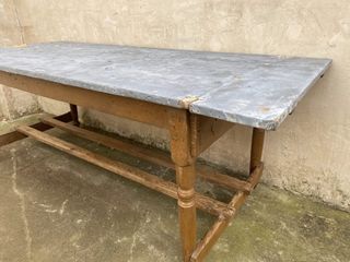 Mesa Antigua con sobre de Zinc