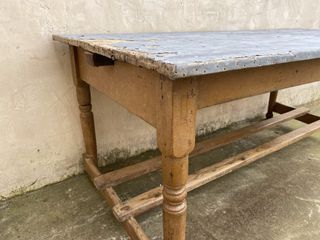 Mesa Antigua con sobre de Zinc