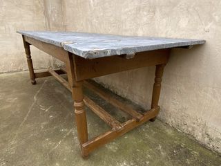 Mesa Antigua con sobre de Zinc