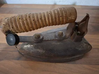 Plancha antigua eléctrica con soporte