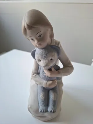 Figura Lladro "niña con osito"
