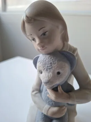 Figura Lladro "niña con osito"