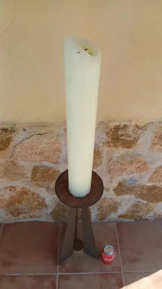 Candelabro brutalista con vela de la iglesia