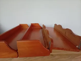 Estanterías de madera maciza barnizadas