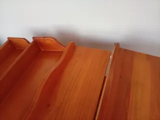 Estanterías de madera maciza barnizadas