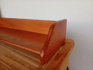 Estanterías de madera maciza barnizadas