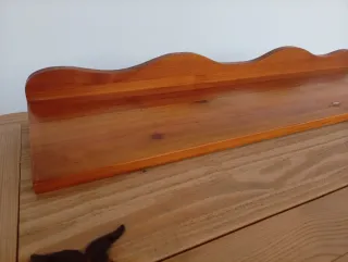 Estanterías de madera maciza barnizadas