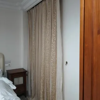 Cortina beige y dorada con diseño