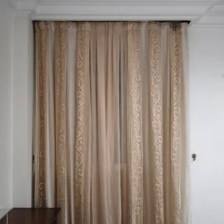Cortina beige y dorada con diseño