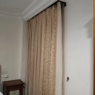 Cortina beige y dorada con diseño