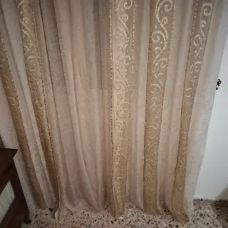 Cortina beige y dorada con diseño