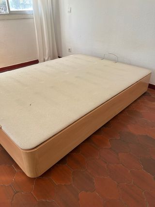 Canapé de madera y tela beige