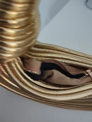 Bolso de mano dorado nuevo
