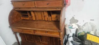 Escritorio antiguo de madera