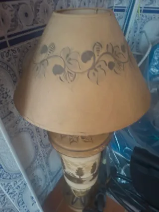 Lámpara de cerámica beige y marrón