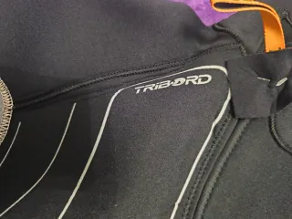 Traje de neopreno con capucha