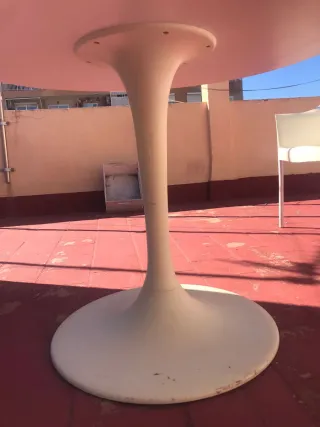 Mesa y 4 sillas de plástico blanco