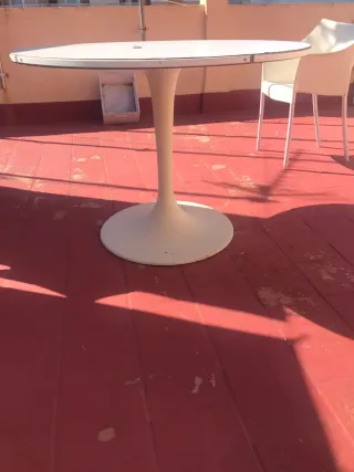 Mesa y 4 sillas de plástico blanco