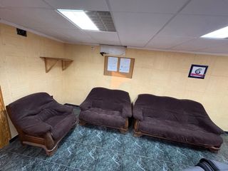 Sofás de tela y madera marrones