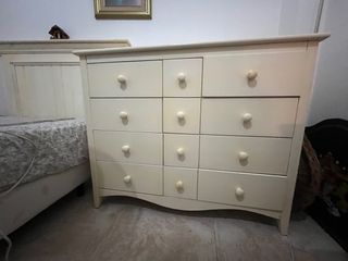 Cómoda de madera blanca