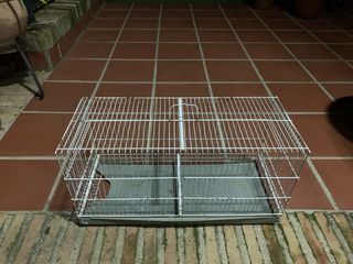 Jaula de cría blanca y gris para reparar