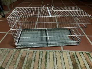 Jaula de cría blanca y gris para reparar