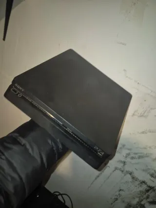 PS4 Slim Negra + Juegos y Auriculares