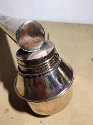 Antiguo pulverizador de cobre