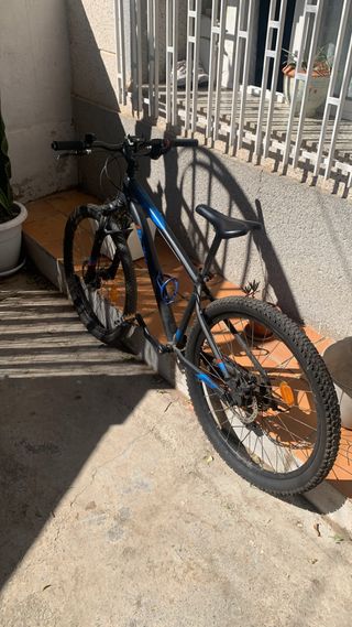 Bicicleta de montaña negra y azul