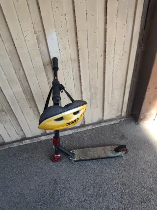 Patinete Oxelo con casco amarillo