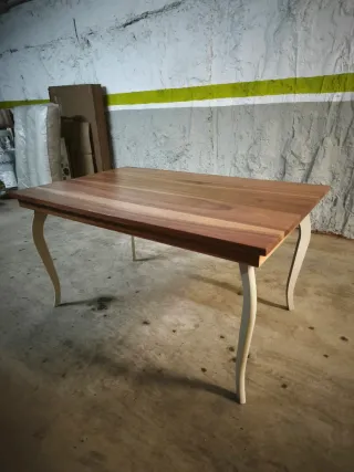 Mesa de comedor de madera