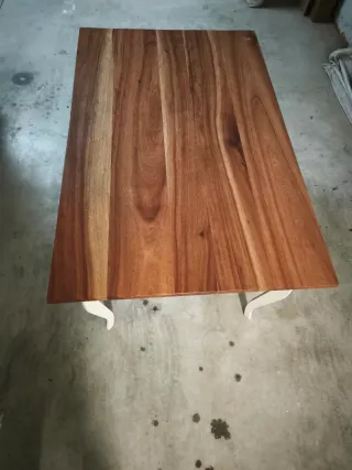 Mesa de comedor de madera