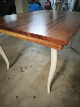 Mesa de comedor de madera