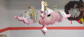 Lámpara de techo dorada y rosa